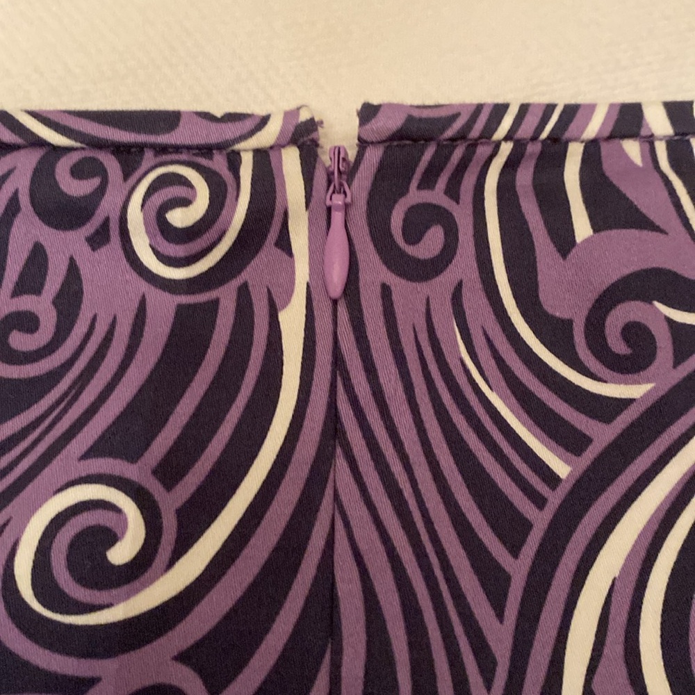 Tahari skirt with wonderful modern swirl print - Picture 4 of 8